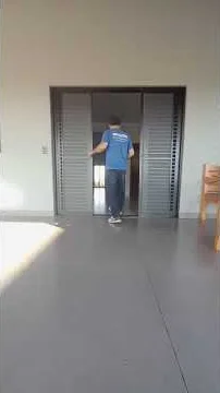 Cena do vídeo: Abertura da porta de tela