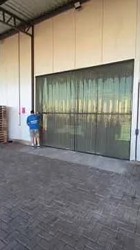 Cena do vídeo: Porta de correr em galpão
