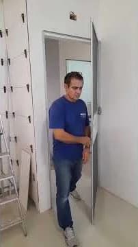 Cena do vídeo: Porta de tela em funcionamento