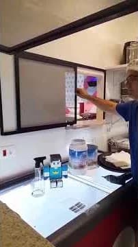 Cena do vídeo: Tela com portinhola na cozinha