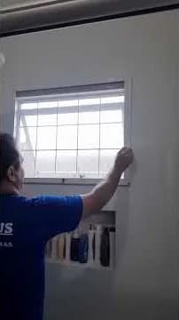 Cena do vídeo: Tela em janela de banheiro