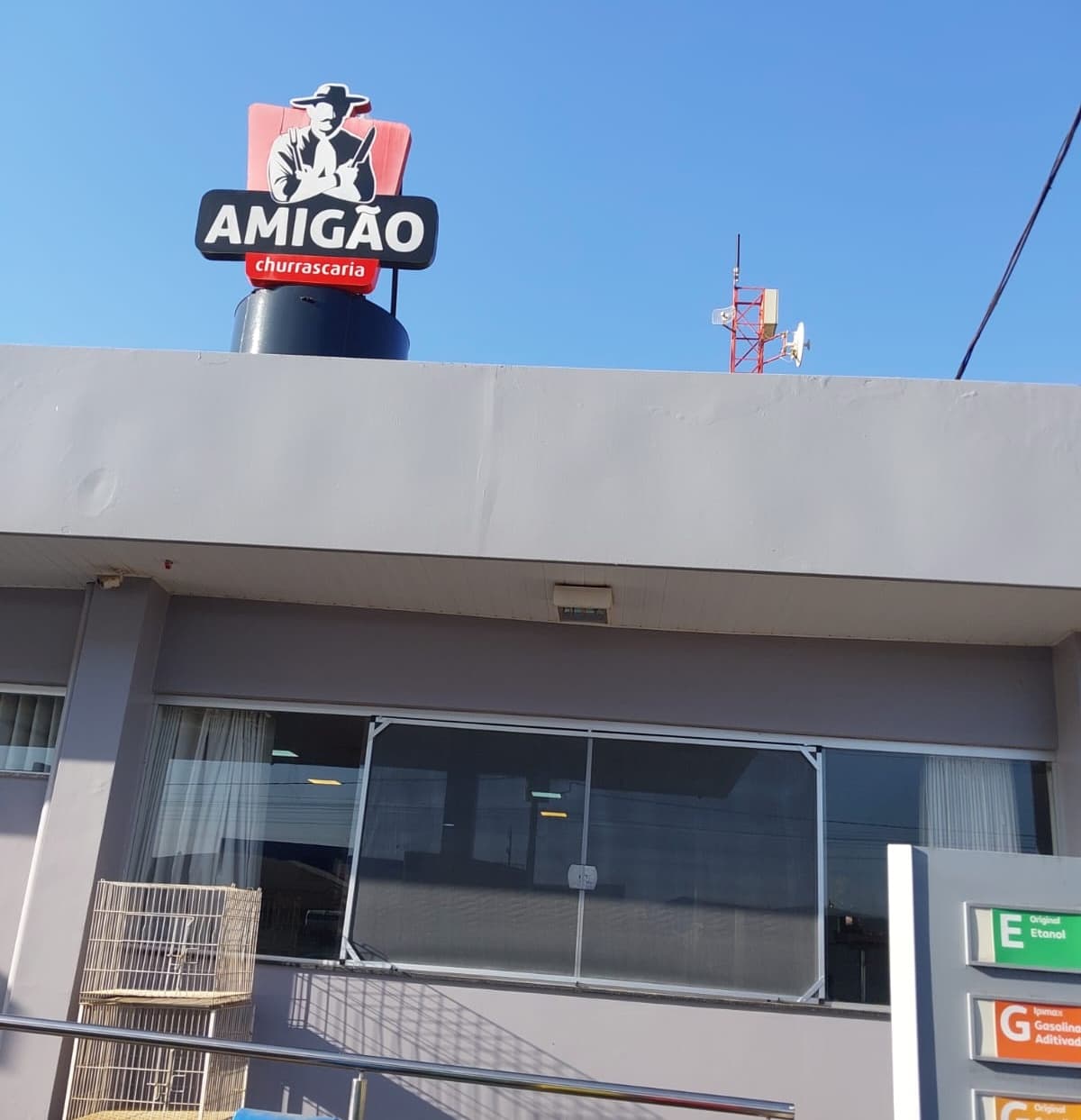 Churrascaria Amigão com telas mosquiteiras instaladas nas janelas do salão, vista da rua