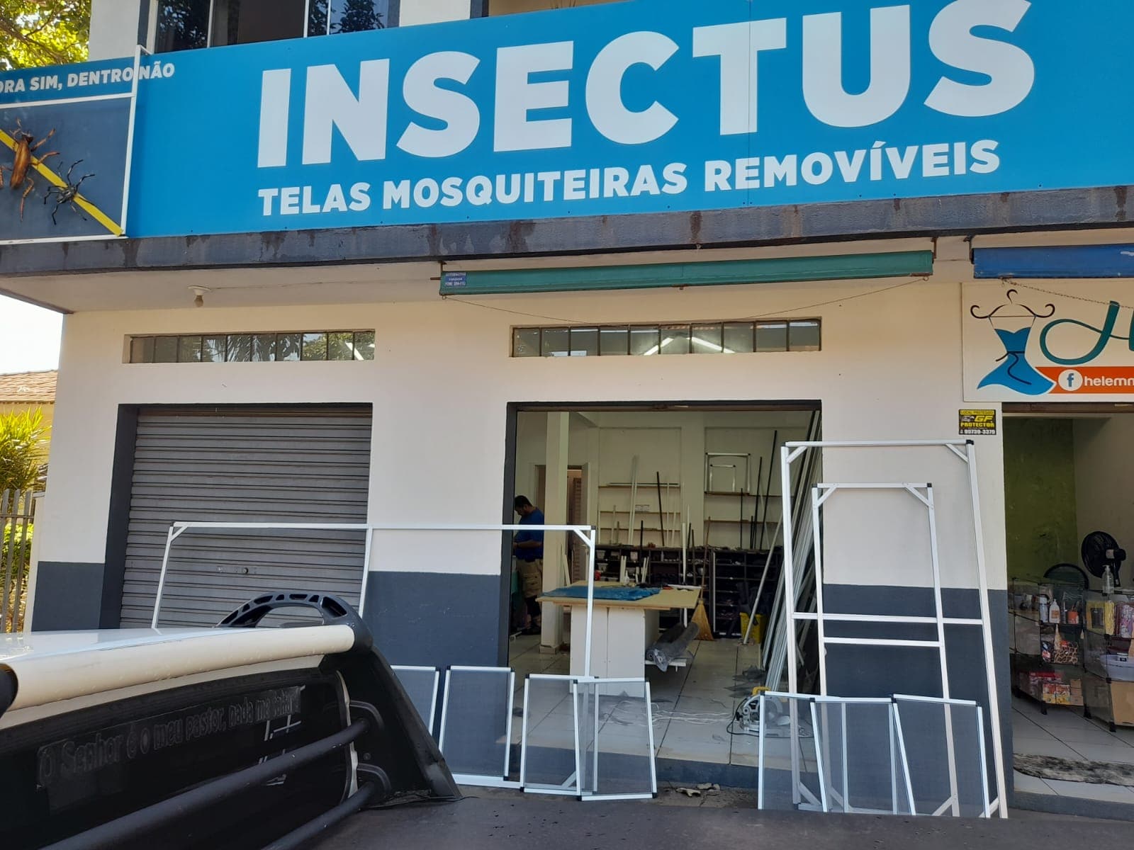 Fachada da loja da Insectus em Marialva, com o letreiro Telas Mosquiteiras Removíveis e estruturas de alumínio na calçada